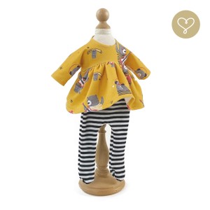 Senffarbenes Kleid und Strumpfhose