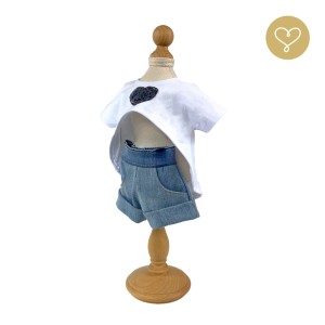 Bluse mit Herz und kurze Jeans