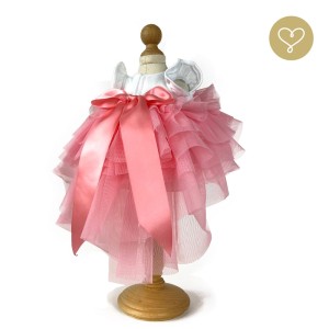 Rosa Kleid mit Schleife auf dem Rücken
