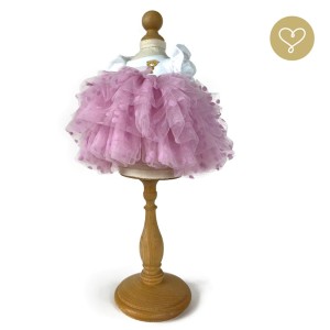 Kleid mit gepunkteten Rüschen.